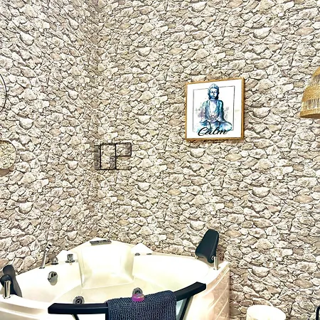 Alojamientos Centricos Con Banera Jacuzzi Hidromasaje Romantico Madrid Exterior photo